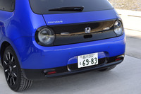 円をモチーフとしたシンプルなエクステリアが「ホンダe」の特徴。リアパネルはフロントフェイスと対になるデザインに仕上げられている。