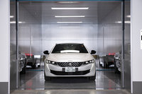 保管エリアへは専用の大型エレベーターで。内部は高さ2.3×幅3.0×奥行き6.5mと余裕があり、段差のない構造により車高の低いクルマでも安心。