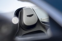 新型「アストンマーティンV12ヴァンテージ ロードスター」がデビューの画像