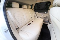 後席は水素タンクの上に腰を下ろすことになるが、着座位置などは普通の「GLC」と変わりなく快適に過ごせる。