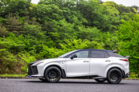 ボディーサイズは全長×全幅×全高＝4860×1965×1625mm。エアロパーツや21インチタイヤの採用によって、ベースの「RZ450e」よりも全長が55mm、全幅が70mm大きくなり、全高は10mm低くなった。