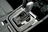 トランスミッションはデュアルクラッチ式の6段AT。左側にドライブモードの切り替えスイッチが設けられているのだが、運転中はシフトセレクターの死角に入ってしまうため、やや使いづらい。