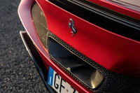 リアバンパーの中央に配置されたマフラー。効率的な排気系の取り回しにより、リアのボディー下部は広い範囲を空力デバイスとして活用できるようになった。