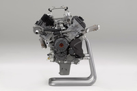 「RC213V-S」に搭載される999cc V4エンジン。最高出力は仕向け地によって異なり、欧州仕様と豪州仕様は159PS、フランス仕様は102PS、米国仕様は101PS、日本仕様は70PSとなっていた。ただし米国仕様を除き、スポーツキットを装着すれば「215PS以上」と公称されるフルパワーの解放が可能だった。