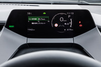 トップマウントメーターと名づけられた独立した液晶メーターパネルは7インチサイズ。必要な情報がリングに集約して表示されるほか、リングをセンターから右に移動させ（写真）必要な情報を大きく表示することもできる。