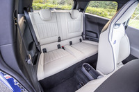 「ベスキンベージュ」と呼ばれる明るいインテリアカラーが選択された「MINIクーパー3ドアSE」のキャビン。後席は2人掛けで、乗車定員は4人となる。