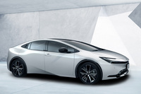 過去のモデルとはまったく異なる、低いウエッジシェイプのスタイルが衝撃的だった現行型「プリウス」。