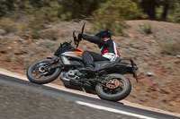 道を選ばない走りのよさに加え、軽量でスリムな車体がもたらす取り回しのしやすさも「390アドベンチャー」の魅力。日本仕様についてもすでに価格は発表済みで、発売は2020年4月の予定となっている。