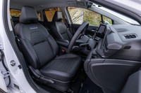 フロントシートでは、「AUTECH CROSSOVER」の刺しゅうやブルーのステッチで特別感を演出。表皮は「ブラックレザレット」と呼ばれる人工皮革で、本革に近いタッチが特徴だ。