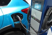 給電口は、左側リアにレイアウトされる。