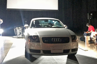 会場の中央には、2018年に日本導入20周年を迎えた、初代「アウディTT」が展示されていた。