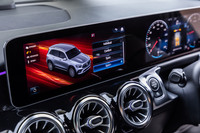 ドライブモードは「コンフォート」「スポーツ」「スポーツプラス」「スリッパリー」「インディビジュアル」という全5種類の設定。タッチ式ディスプレイを用いて、簡単にモード切り替えを行える。