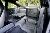 リアシートもアルカンターラ仕立て。写真左奥のように背もたれを倒せば、フラットなラゲッジスペースを作り出せる。