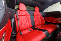 本革シートには表皮が暑くなりすぎないように赤外線を反射するコーティングが施される。もちろん体格にもよるが、後席は大人でもそれなりに座れる広さが確保されている。