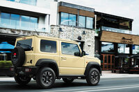 街なかをさっそうと走る現行型「ジムニー シエラ」の広報カット。今ではwebCG編集部のある東京・渋谷のかいわいでも、よく見かける光景である。