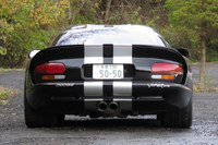 見よ！　このワイドなお尻を。ちなみに某中古車サイトのカタログによると、「バイパーGTSクーペ」のボディーサイズは全長×全幅×全高＝4490×1980×1190mm。狭い道は極力避けましょう。