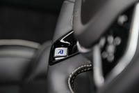 「XC60」シリーズで唯一シフトパフドルを備えた「R-DESIGN」専用のステアリングホイールを採用する。