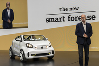 パリモーターショー2018において、コンセプトモデル「スマート・フォーイーズ」を紹介する、ダイムラーのディーター・ツェッチェCEO。全車電動化を目指すスマートの将来像である。