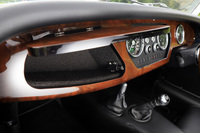 ダッシュボードの助手席側に設けられたグローブボックス。車内に設けられた唯一の収納スペースで、小物をしまっておくのに重宝する。