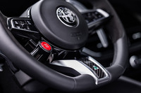 レザーとアルカンターラのコンビネーション仕立てとなるステアリングホイールには、「四つ葉のクローバー」のエンブレムが備わるカーボンインサートが組み合わされている。