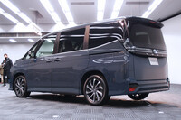 「ヴォクシー ハイブリッドS-Z」のリアビュー。今回のモデルチェンジで、もう1車種の兄弟車「エスクァイア」は廃止となった。