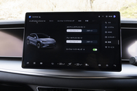 ダッシュ中央のタッチスクリーンは15.6インチの特大サイズ。高精細なだけでなく、タッチ操作に対する反応が速やかで心地よい。