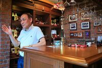 リビングルーム内のバーカウンター。各種カクテルを用意できるらしい。