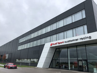 開発拠点のひとつであるカスタマーレーシングの建屋。GT2やGT3、GT4マシンのほか、「RS 3 LMS」などを手がけている。