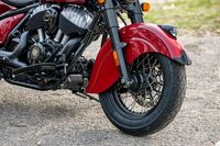 往年のモーターサイクルを彷彿（ほうふつ）させるスカートフェンダーとワイヤーホイール。「チーフ ヴィンテージ」は125年の歴史を誇るインディアンMCの機種のなかでも、1940～1950年代のモデルをデザインの範としている。