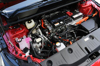 ボンネットの下に収まるeAxle（イーアクスル）。前輪を駆動するモーターやリダクションギア、インバーターなどをひとつのケースにまとめることで、ユニットの小型化を実現した。