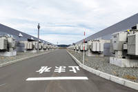 電池を収める建屋は2棟に分かれており、各建屋の中央には、万一の火災に備えてCO2を放出する消火設備が設けられている。建屋の内部も見学させてもらったが、撮影はNGだった。