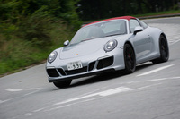 ブラックのリップスポイラーと大型のエアインテークが目を引くフロントまわり。インナーカバーがブラックで塗装されたヘッドランプも「GTS」モデルの特徴である。