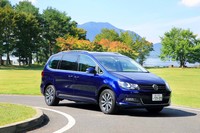 デビューから間もなく10年になろうとしている「フォルクスワーゲン・シャラン」。ディーゼルエンジン搭載車「TDI」は、「ゴルフ」や「ゴルフヴァリアント」とともに2019年8月に導入が開始された。ボディーサイズは全長×全幅×全高＝4855×1910×1765mm、ホイールベース＝2920mm。