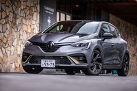 2023年6月に導入が発表されたコンパクトハッチバック「ルノー・ルーテシア」の新グレードが「E-TECHエンジニアード」。独自の内外装デザインに加え、充実した装備や専用ボディーカラーの設定も同車の特徴である。車両本体価格は379万円。