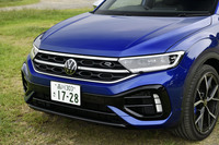 「TロックR」専用デザインとなるフロントバンパー。ブラックに塗られた左右のエアインテークや、そこに収まる縦型のデイタイムランニングランプで他のグレードと差異化されている。