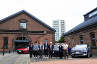 「未来共創ミーティング」の参加者と、アウディのEVラインナップ。