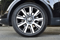 試乗車のタイヤサイズは275/45R21（オプション）。