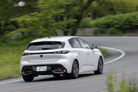 足まわりはフロントがストラット式でリアがトーションビーム式。減衰力可変ダンパーの用意はない。