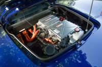 バッテリーやモーターなどは乗車スペースの後方にまとめて搭載される。変速機やクラッチなどはなく、モーターはリダクションギアを介して車軸に“直結”している。