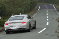 前輪へのトルク供給は極めてスムーズで、4WDであることを忘れてしまいそうになる自然なハンドリングをもたらす。