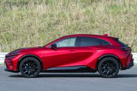 「クラウン スポーツ」のサイドビュー。リアフェンダーの前、リアドアパネルを中心に「く」の字型の陰影が浮かんでいる。