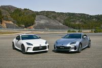 「トヨタGR 86」（左）と新型「スバルBRZ」（右）。