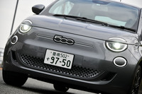 電動の「フィアット500」が世界初公開されたのは2020年3月。本国での車名は既存のモデルと同じ「500」だが、日本仕様は「500e」という名称となった。