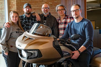 インディアンモーターサイクルのデザインチーム。左から、プログラムマネージャーのジャッキー・ジェンセン氏、リードデザイナーのリッチ・クリストフ氏、今回話を聞いたオラ・ステネガルド氏、シニアデザイナーのマイク・ソング氏、「チャレンジャー」のメインデザイナーを務めたイアン・デューン氏。