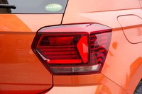 テールライトにはシリーズ初となるLEDを採用。全体のつくりは、従来型のイメージを残したものとしている。