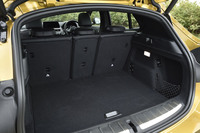 荷室容量は5人乗車の通常使用時が470リッター、後席背もたれを前方に倒すと最大1355リッターに拡大する。