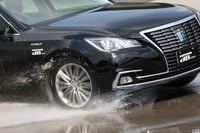 旋回路でウエット性能をチェック。「ADVAN dB V552」は従来モデルよりも限界性能が上がるとともに、安定性も向上していた。