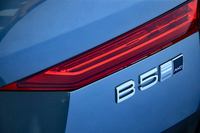 テールゲートに装着された「B5」と「Inscription」「AWD」のバッジ。