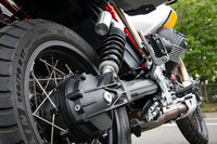 Vツインエンジンを縦置きし、シャフトドライブで後輪に動力を伝える駆動レイアウトは、1965年誕生の「V7」から受け継がれるモト・グッツィの伝統となっている。