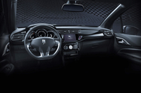 インテリアカラーはブラック基調となっている。